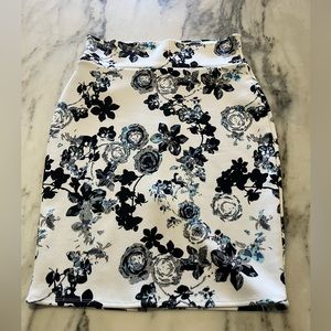 Ultra Flirt Pencil skirt L floral white black blue